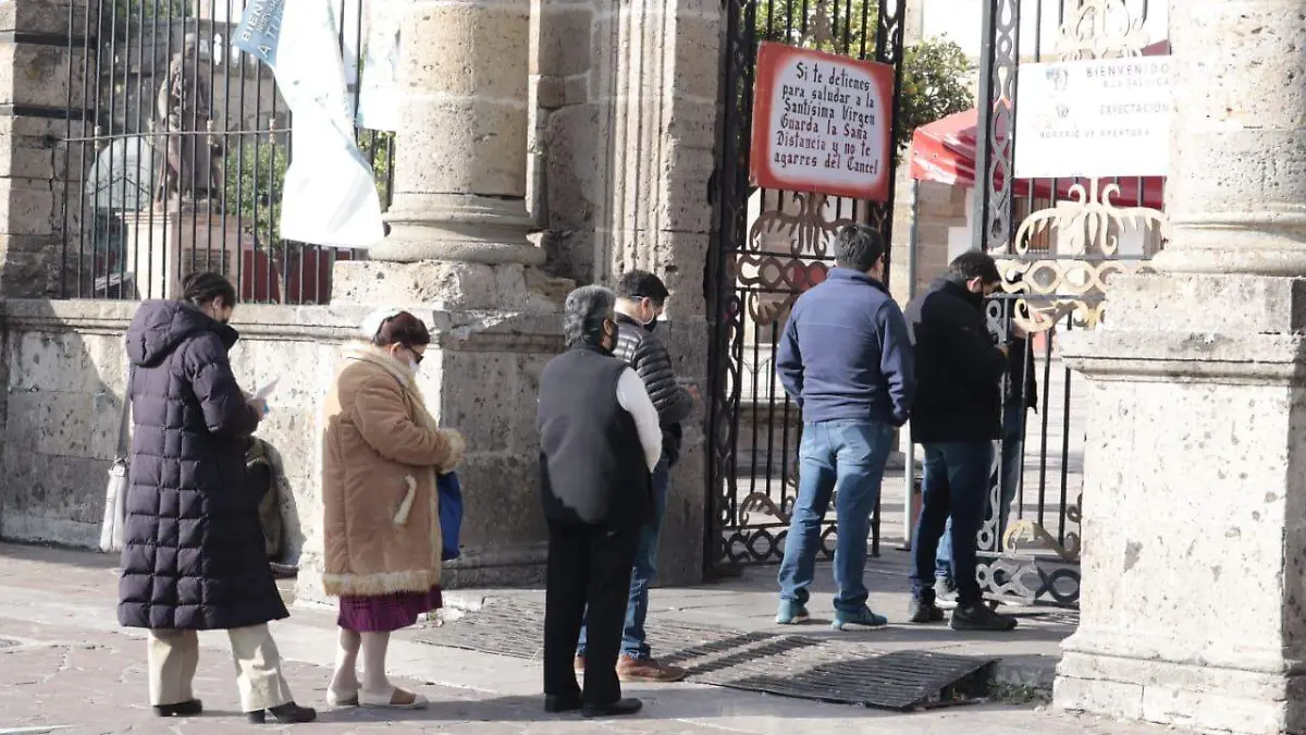 Filas para ingresar al templo